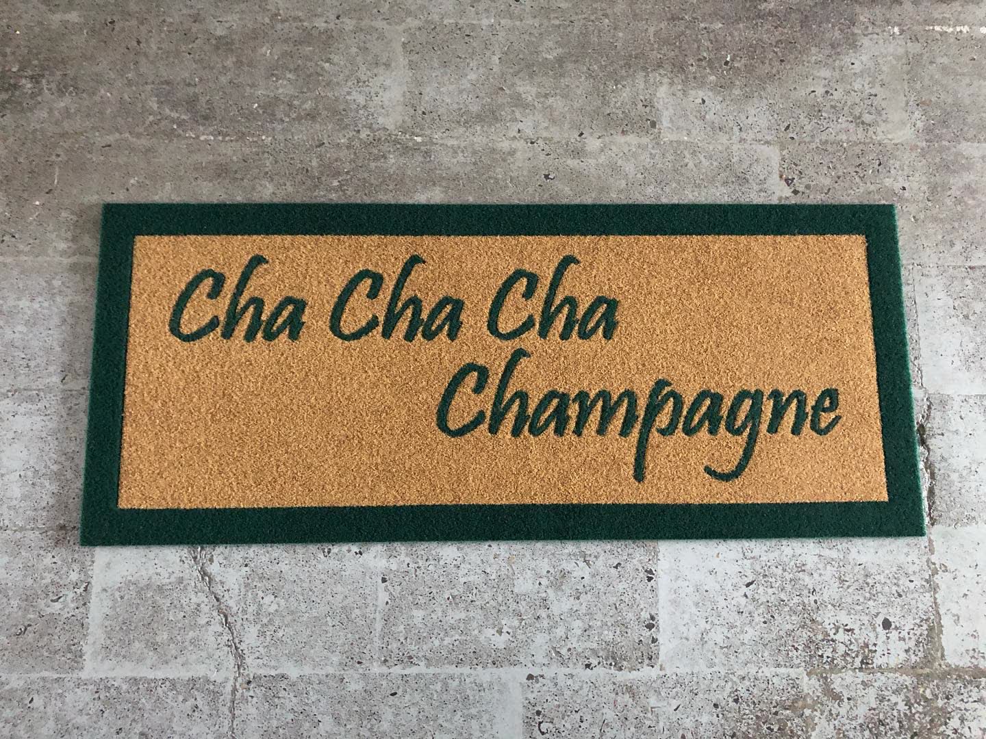 Zerbino in cocco con bordo verde e testo Cha Cha Cha Champagne